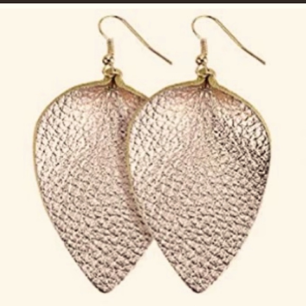 πΈ3/$25 π Handmade Gold Leather Leaf
Dangle Drop Earrings - Picture 4 of 10